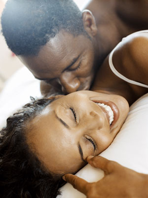 couple-bed-laugh-kiss-300-051407.jpg